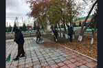 Забота о памяти: совместный субботник у мемориала