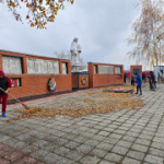 Забота о памяти: совместный субботник у мемориала