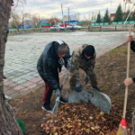 Забота о памяти: совместный субботник у мемориала