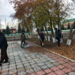 Забота о памяти: совместный субботник у мемориала